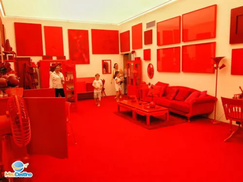 "Desvio para o Vermelho", por Cildo Meireles - Inhotim