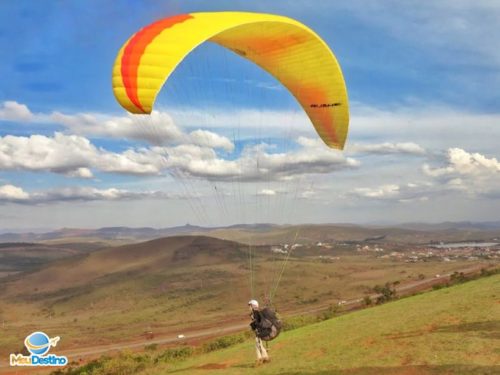 Vôo de Parapente na Serra da Moeda - Minas Gerais