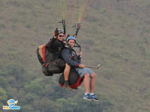 Vôo de Parapente na Serra da Moeda - Minas Gerais