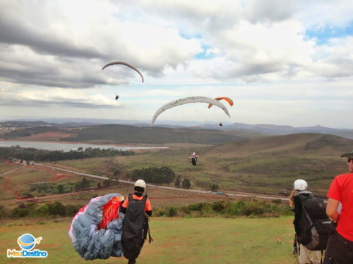 Vôo de Parapente na Serra da Moeda - Minas Gerais