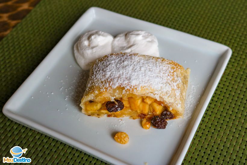 Apfelstrudel com Chantilly - Rasselbock Restaurante - Comida Alemã em Monte Verde-MG