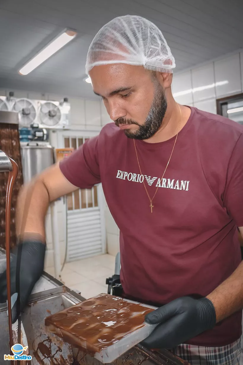 André Morato fabricando chocolate
