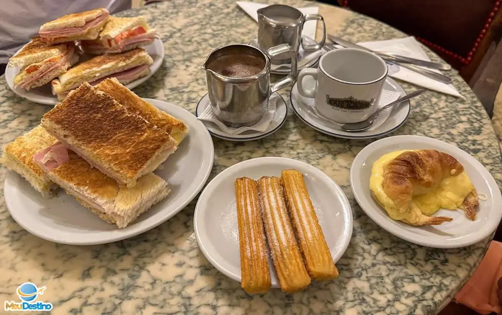 Tostado, Churros com Chocolate e Medialuna - Café Tortoni